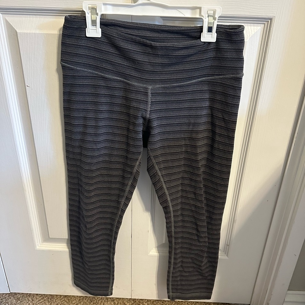 Dark grey striped lululemon cropped leggings